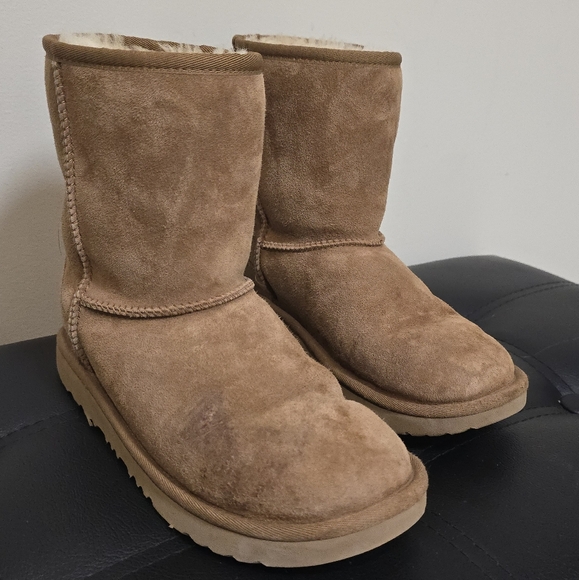 UGG Classic Short Boot - Picture 1 of 5